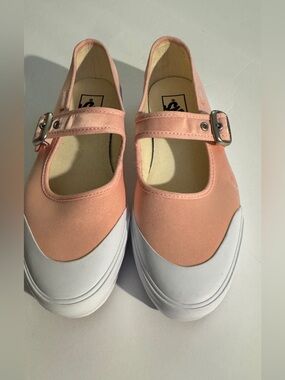 Vans Peach Mary Jane Platform Flats with Buckle size M6.5  W8 NWOB